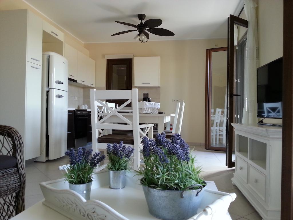 Iliodysi Houses Methoni  Bilik gambar
