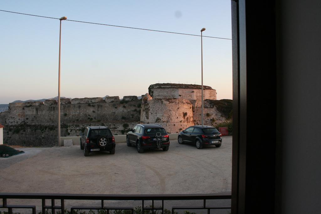 Iliodysi Houses Methoni  Bilik gambar